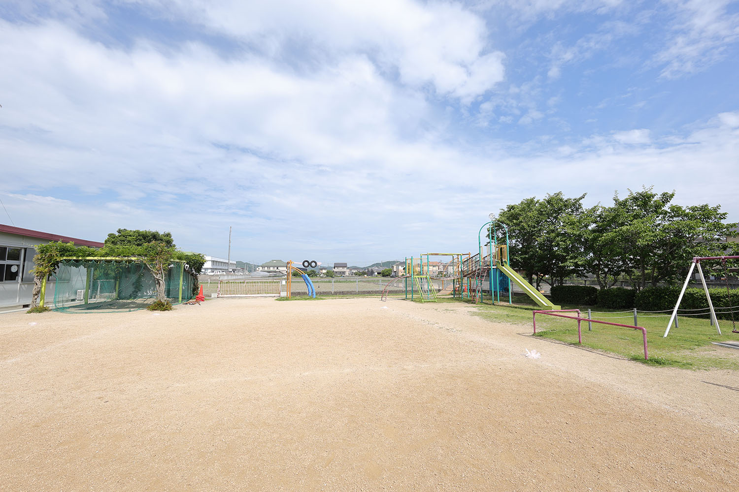 隣接する公園で、のびのびと外遊び